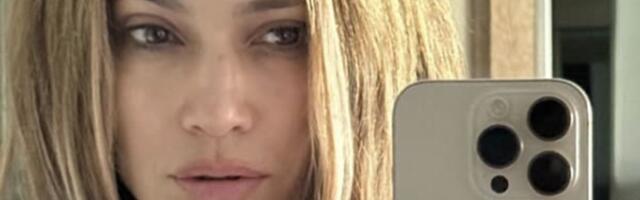 Što je starija, to bolje izgleda i sve manje odeće nosi: Sva je zategnuta, a kada se okrenula vilice su pale