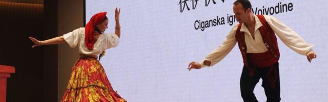 Otvorena izložba fotografija: Sedam decenija veza Ansambla „Kolo“ i Kine