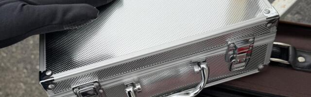 NEVEROVATNA ZAPLENA NA SRPSKOJ GRANICI: Carinici u torbi pronašli koferče za šminku, a unutra... PRAVO PRAVCATO BOGATSTVO (FOTO)