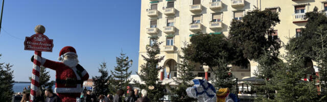 Najava početka božićnih praznika: Paljenje svetiljki na jelkama, na grčki način (FOTO)