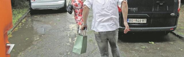 PAPARACO KOJI BI OBRISALI DA MOGU: Evo kako estrada izgleda kada pokisne DO GOLE KOŽE!