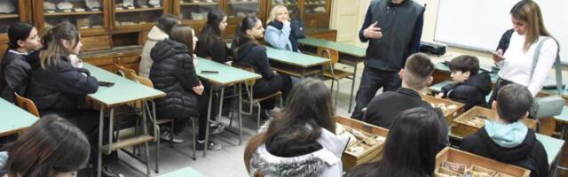 ĐACI SA KRFA U POSETI ZEMUNU: Gosti osnovne škole u Batajnici