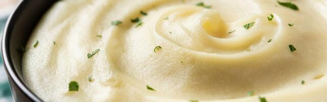 Više vam neće pasti na pamet da sipate mleko u pire krompir! Stavitw kašiku ovoga i desiće se čudo