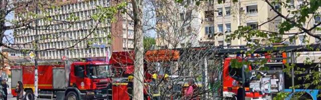 Gori stan u Novom Sadu: Crni dim kulja na sve strane, vatrogasci na terenu (VIDEO)