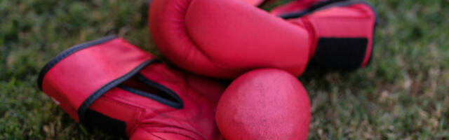 Neviđena šorka! Ruski bokser jedva izvukao živu glavu posle upada navijača u ring! (VIDEO)