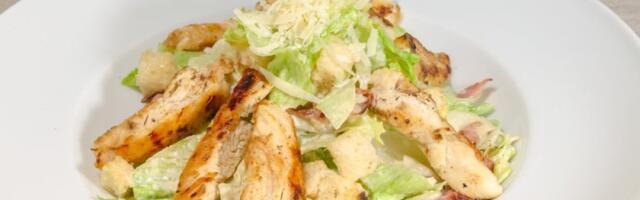 Recept za srpsku cezar salatu: Domaća verzija uz sastojak koji je čini hrskavom i aromatičnom