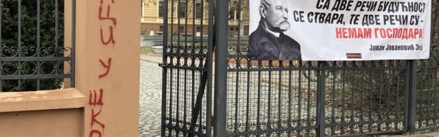 Skup ispred Gradske kuće zbog suspenzije profesora Jovine