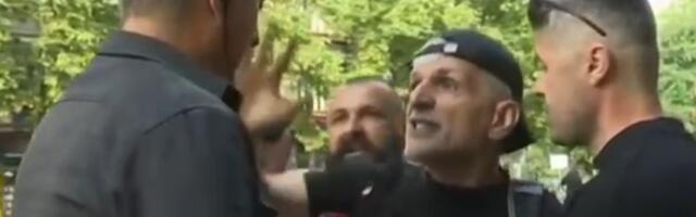 BLOKADERI NAPALI NOVINARA ISPRED CRKVE! Brutalno nasrnuli na njega, UNOSILI mu se u lice i psovali, pretili čak i FIZIČKIM NAPADOM: Jedan uradio i OVO! (VIDEO)