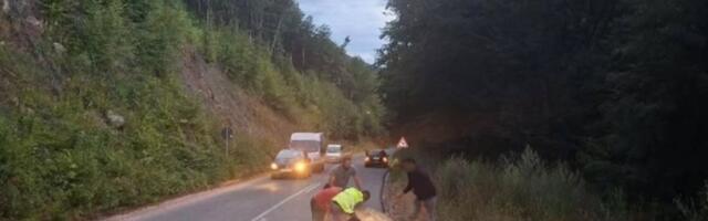 Da je neko tada prošao kolima, stena bi ga smrskala! Jeziv prizor na putu u Srbiji: Nevreme pokrenulo odron