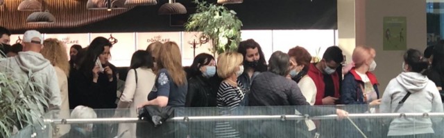 Opet bruka zbog vaučera koji se dele uz vakcinu u Ušću - ljudi se gurali i svađali, intervenisalo obezbeđenje