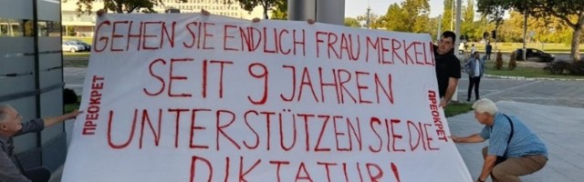 Proračunati dobacivači udobno zavaljeni u fotelju