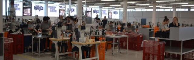 HOROR U VRANJU! MAŠINA RADNICI UHVATILA OBE RUKE! Teško povređena devojka u fabrici obuće!