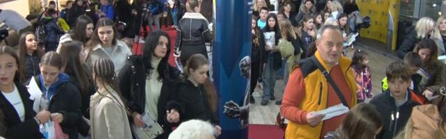 Tri praseta u čast nagrađenih umesto Alise u zemlji drveća