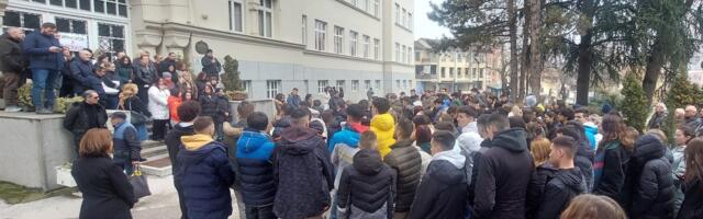 Maturanti gimnazije stupili u blokadu, dobili podršku profesora FOTO/VIDEO