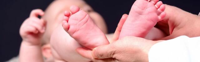 Kako dva balona mogu da animiraju bebu, unaprede motoriku i omoguće roditeljima predah