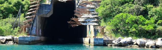 Napušteni tunel u stenama bio strogo čuvana vojna tajna JNA: Bio je strateški deo, evo gde se nalazi i zašto je izgrađen (FOTO, VIDEO)