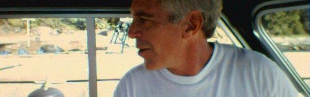 PLAVOKOSA ŽENA LEŽI U KADI... Gore mreže zbog najnovije fotografije usnimljene na stolu Džefrija Epstajna (FOTO)