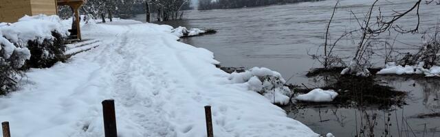 Nabujala Drina preti priobalju Loznice: Izdato upozorenje vlasnicima vikendica