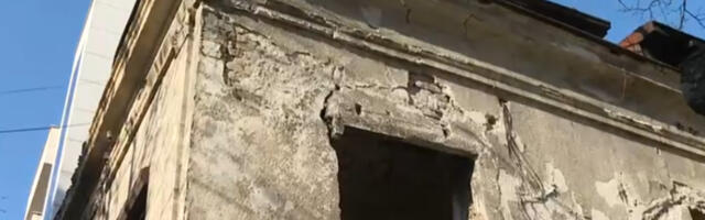 Oštećena i napuštena zgrada u Francuskoj ulici, stanari upozoravaju na potencijalnu opasnost