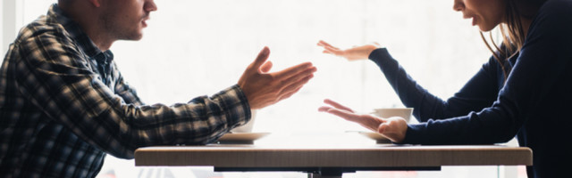 Dolazi muž kasno kući, sav raščupan i umrljan ružem i puderom....