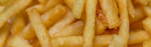Bez ulja i prskanja: ovaj trik za pečenje pomfrita malo ko zna, a genijalan je