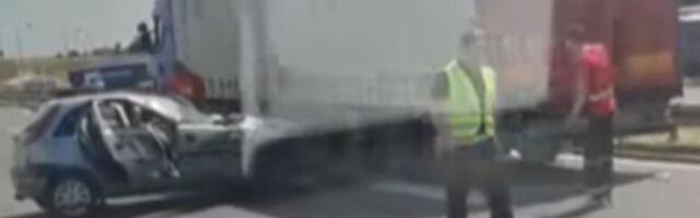 TEŠKA SAOBRAĆAJKA KOD SURČINA! Automobil se zakucao u kamion