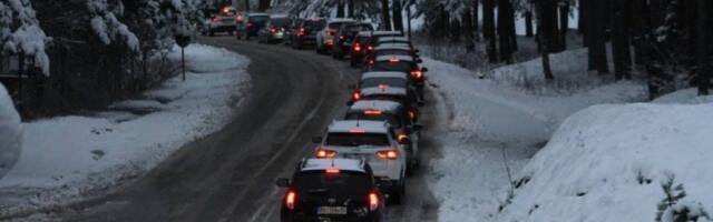 Vozači, oprez! AMSS izdao upozorenje: Na pojedinim deonicama još uvek ima snega