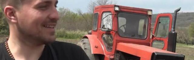 Ekonomista Miloš čim dođe s posla oblači odelo i pravac njiva: Vozi traktor, obrađuje 10 hektara zemlje - kapa dole