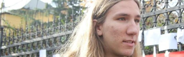 "Fali ti doza?!" Objavljen šokantan snimak blokadera Đinovića: Šta je ovo - jedva drži mikrofon, trese se... Morate pogledati
