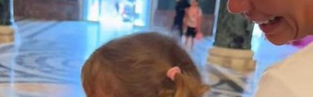Pevačica dobila dete sa 30 godina starijim muškarcem, sad je ćerkicu odvela da se poklonePojasu Bogorodice