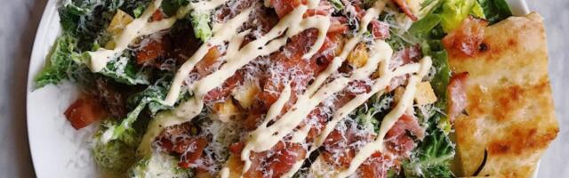 Cezar salata kao iz restorana: Recept  koji možete spremiti kao vrhunski kuvari kod kuće