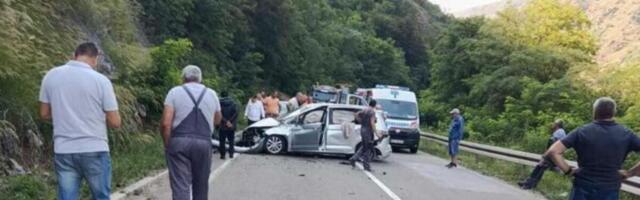 Auto smrskan, vazdušni jastuci otvoreni... Težak udes na Ibarskoj magistrali, strahuje se da ima više povređenih!
