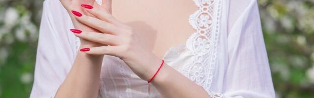Crveni konac oko ruke nije samo zaštita od uroka: Evo šta zapravo simbolizuje i zašto ga ljudi nose vekovima