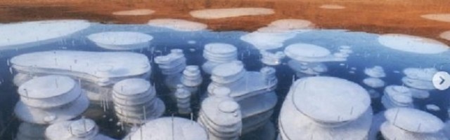 Kada se najdublje jezero zaledi u njemu nastaju prelepi mehurići, ali koliko su divni toliko su i opasni! (VIDEO)