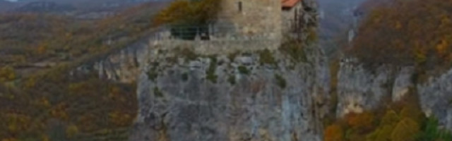 Život na steni visokoj 40 metara: Da li je ovo jedno od najmirnijih mesta na svetu (VIDEO)