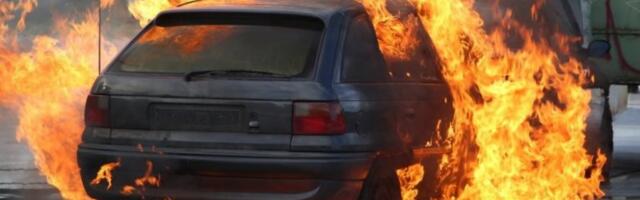 DRAMA NA AUTO-PUTU! Zapalio se automobil, vatra se proširila na livadu! (VIDEO)