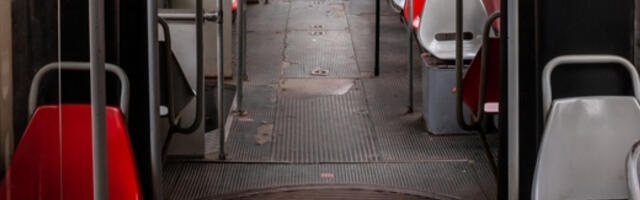 MLAĐA ŽENA GURNULA STARICU, ONA GLAVOM UDARILA PRAVO U STAKLO! Drama na tramvajskoj stanici