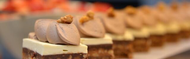 Ukusna, kremasta i dekorativna: Bela bajadera je kolač koji će osvojiti sve vaše goste