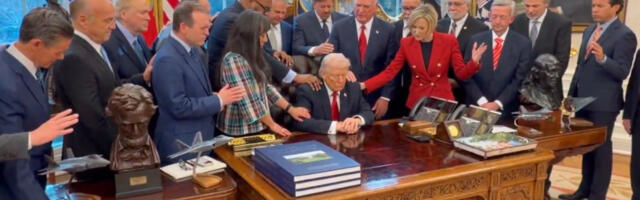 Bizarni ritual u Beloj kući: Sveštenici evangelističke sekte okružili Trampa, zovu Boga u pomoć (VIDEO)