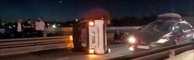 TEŠKA SAOBRAĆAJKA NA PLAVOM MOSTU! Jedan auto se prevrnuo na bok, drugom uništen zadnji deo - stiže Hitna pomoć (VIDEO)