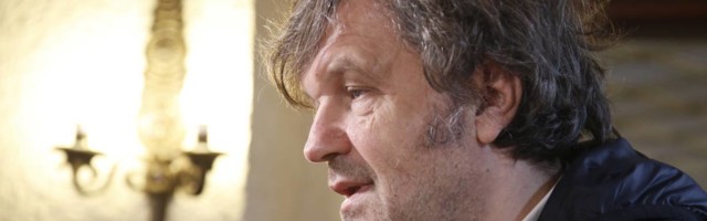 Lekari kažu da je svaka vakcina protiv korone dobra, ali Kusturica zna bolje: Beogradska elita veruje Fajzeru, većina Srba Rusima