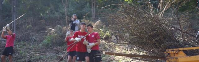 Užička komunalna preduzeća i mladi sportisti u akciji uređenja buduće trim staze u Velikom parku