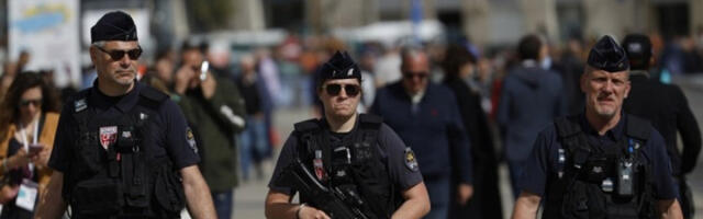 Упуцана двојица полицајаца у Паризу након што им је мушкарац отео пиштољ