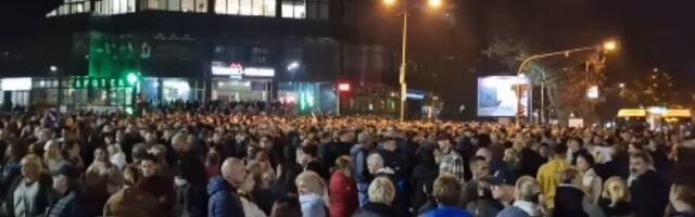Uvredljivi plakati protiv opozicije pred današnji građanski protest u Novom Sadu (FOTO)
