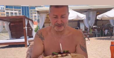 NEĆETE VEROVATI KOLIKO GODINA JE DANAS NAPUNIO ĐOLE ĐOGANI: Za denserom se svi okreću na plaži, a od Vesne dobio prelepo iznenađenje (FOTO)