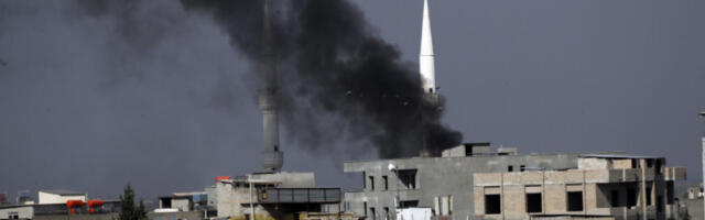 SKOČILA SA STOLICE OD STRAHA! Voditeljka usred dnevnika prestravljeno POBEGLA IZ KADRA kada je bombom pogođeno MINISTARSTVO ODBRANE (VIDEO)