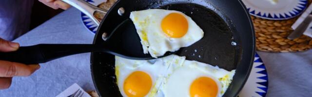 Trik za savršeno jaje na oko: Ukus će biti neuporedivo bolji ako dodate jedan tajni sastojak koji svi imate u kuhinji