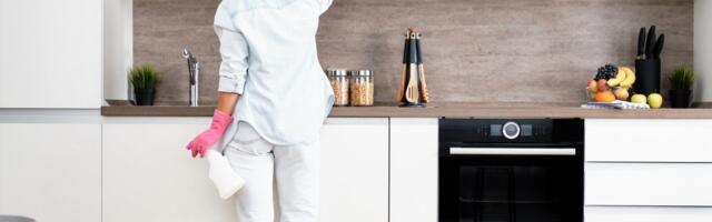 5 stvari koje NIKAD ne smete koristiti za čišćenje drvenih ormara u kuhinji, posledice mogu biti katastrofalne