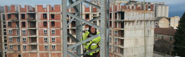 RADOVAN RADI JEDAN OD NAJNEOBIČNIJIH POSLOVA U SRBIJI, KOJI MALO KO HOĆE DA OBAVLJA: montira kranove po čitavoj državi - svaki dan je na "visini zadatka" (FOTO)