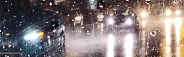 AMSS UPUTIO APEL VOZAČIMA: Vožnju otežava povremeno jača kiša, slaba vidljivost, moguć sneg